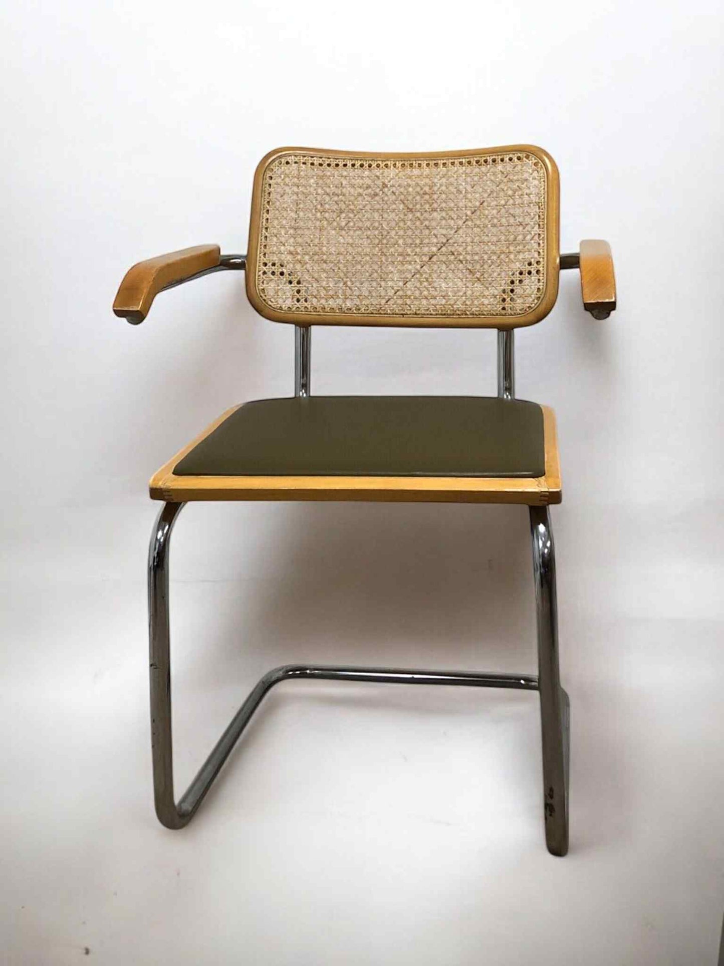 Bauhausstol med armstöd, konstlädersits och rygg i handvävd rotting, Made in Italy, med kromad stålram – en exklusiv Bauhausstol/Cesca-stol i klassisk design, finns i flera färger och passar perfekt i svenska hem, matsalar och modern skandinavisk inredning.