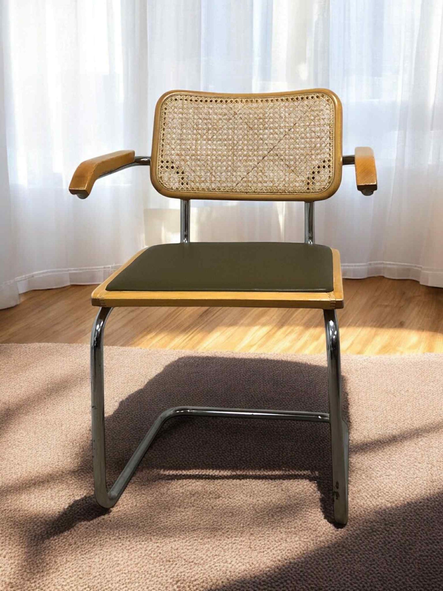 Bauhausstol med armstöd, konstlädersits och rygg i handvävd rotting, Made in Italy, med kromad stålram – en exklusiv Bauhausstol/Cesca-stol i klassisk design, finns i flera färger och passar perfekt i svenska hem, matsalar och modern skandinavisk inredning.