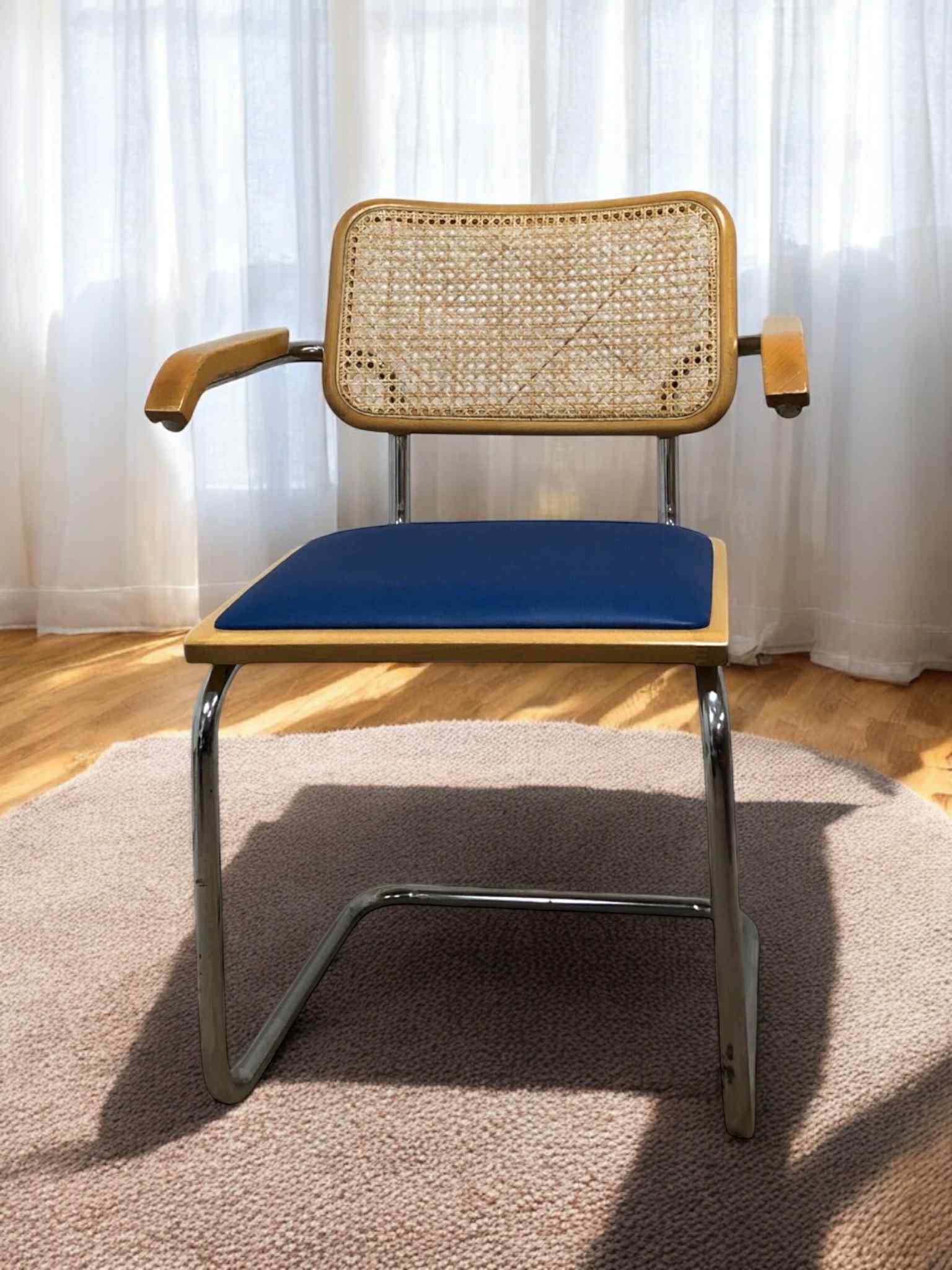 Bauhausstol med armstöd, konstlädersits och rygg i handvävd rotting, Made in Italy, med kromad stålram – en exklusiv Bauhausstol/Cesca-stol i klassisk design, finns i flera färger och passar perfekt i svenska hem, matsalar och modern skandinavisk inredning.