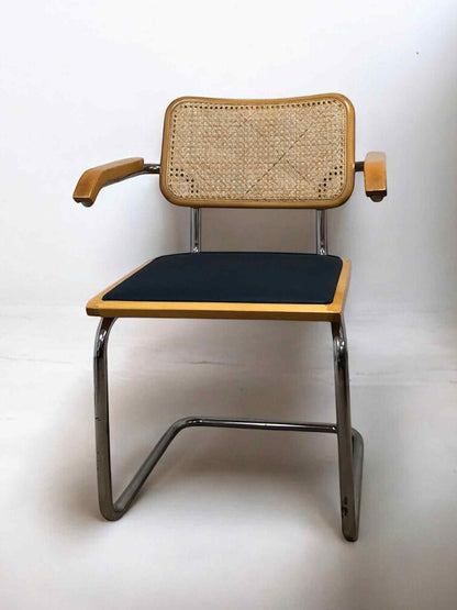 Bauhausstol med armstöd, konstlädersits och rygg i handvävd rotting, Made in Italy, med kromad stålram – en exklusiv Bauhausstol/Cesca-stol i klassisk design, finns i flera färger och passar perfekt i svenska hem, matsalar och modern skandinavisk inredning.