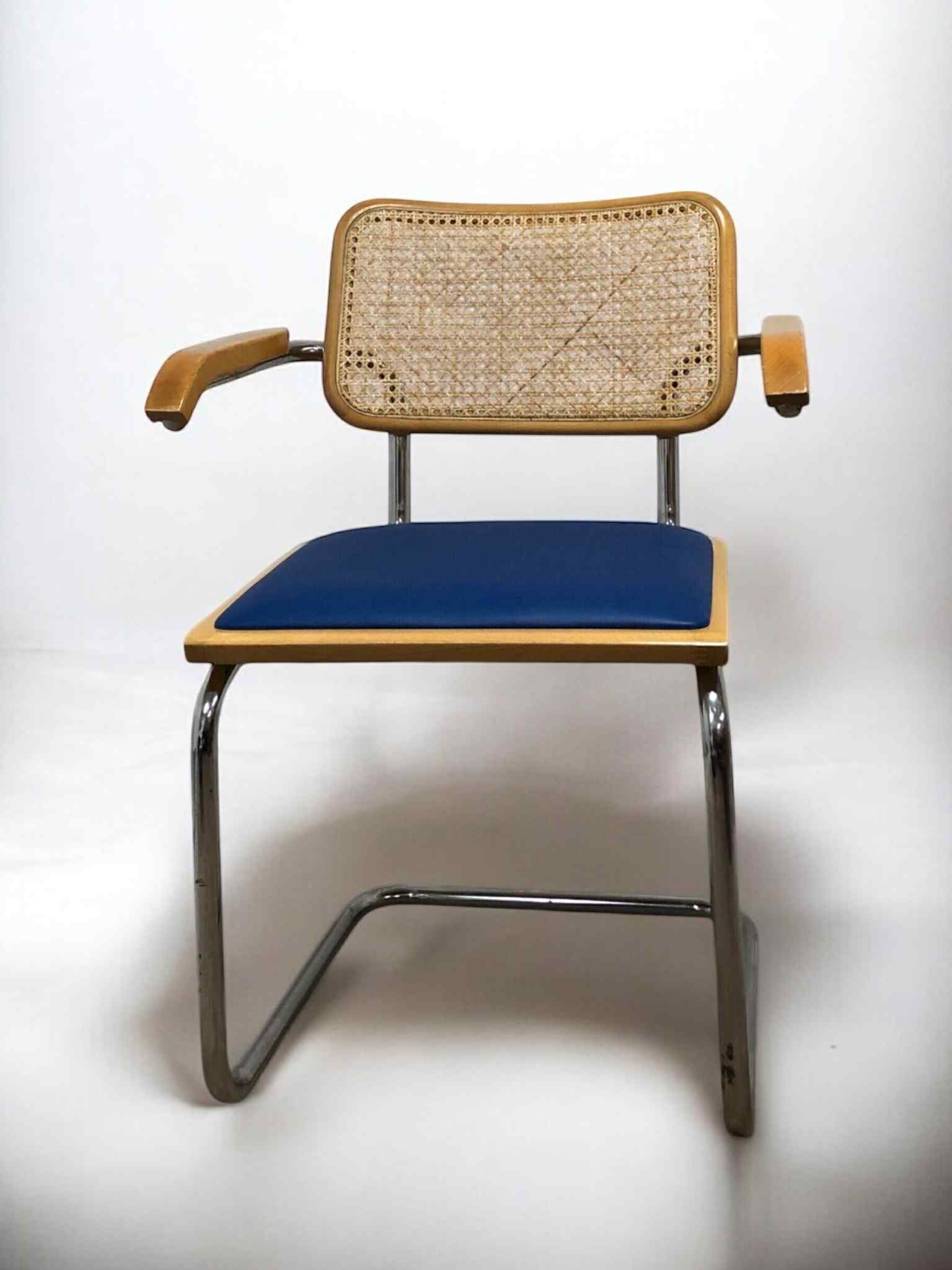 Bauhausstol med armstöd, konstlädersits och rygg i handvävd rotting, Made in Italy, med kromad stålram – en exklusiv Bauhausstol/Cesca-stol i klassisk design, finns i flera färger och passar perfekt i svenska hem, matsalar och modern skandinavisk inredning.