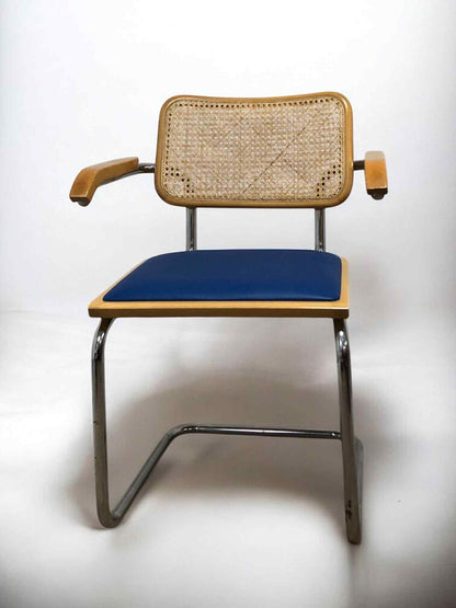 Bauhausstol med armstöd, konstlädersits och rygg i handvävd rotting, Made in Italy, med kromad stålram – en exklusiv Bauhausstol/Cesca-stol i klassisk design, finns i flera färger och passar perfekt i svenska hem, matsalar och modern skandinavisk inredning.