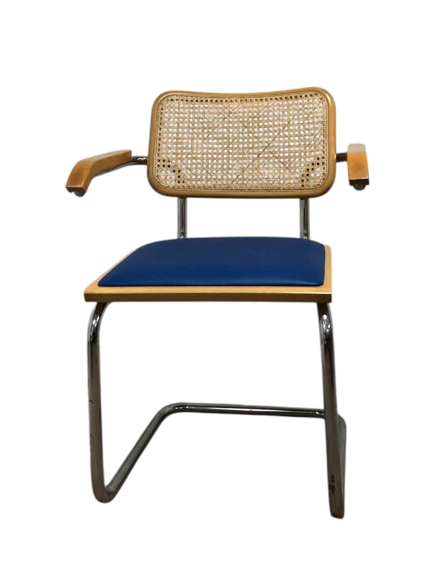 Bauhausstol med armstöd, konstlädersits och rygg i handvävd rotting, Made in Italy, med kromad stålram – en exklusiv Bauhausstol/Cesca-stol i klassisk design, finns i flera färger och passar perfekt i svenska hem, matsalar och modern skandinavisk inredning.