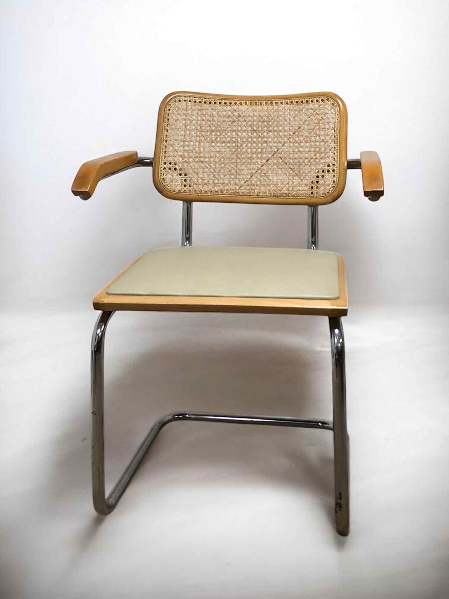 Bauhausstol med armstöd, konstlädersits och rygg i handvävd rotting, Made in Italy, med kromad stålram – en exklusiv Bauhausstol/Cesca-stol i klassisk design, finns i flera färger och passar perfekt i svenska hem, matsalar och modern skandinavisk inredning.