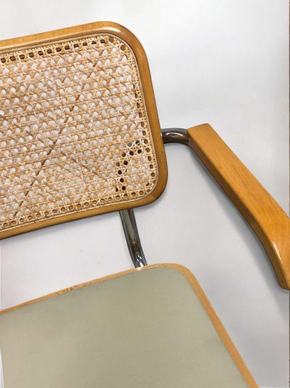 Bauhausstol med armstöd, konstlädersits och rygg i handvävd rotting, Made in Italy, med kromad stålram – en exklusiv Bauhausstol/Cesca-stol i klassisk design, finns i flera färger och passar perfekt i svenska hem, matsalar och modern skandinavisk inredning.