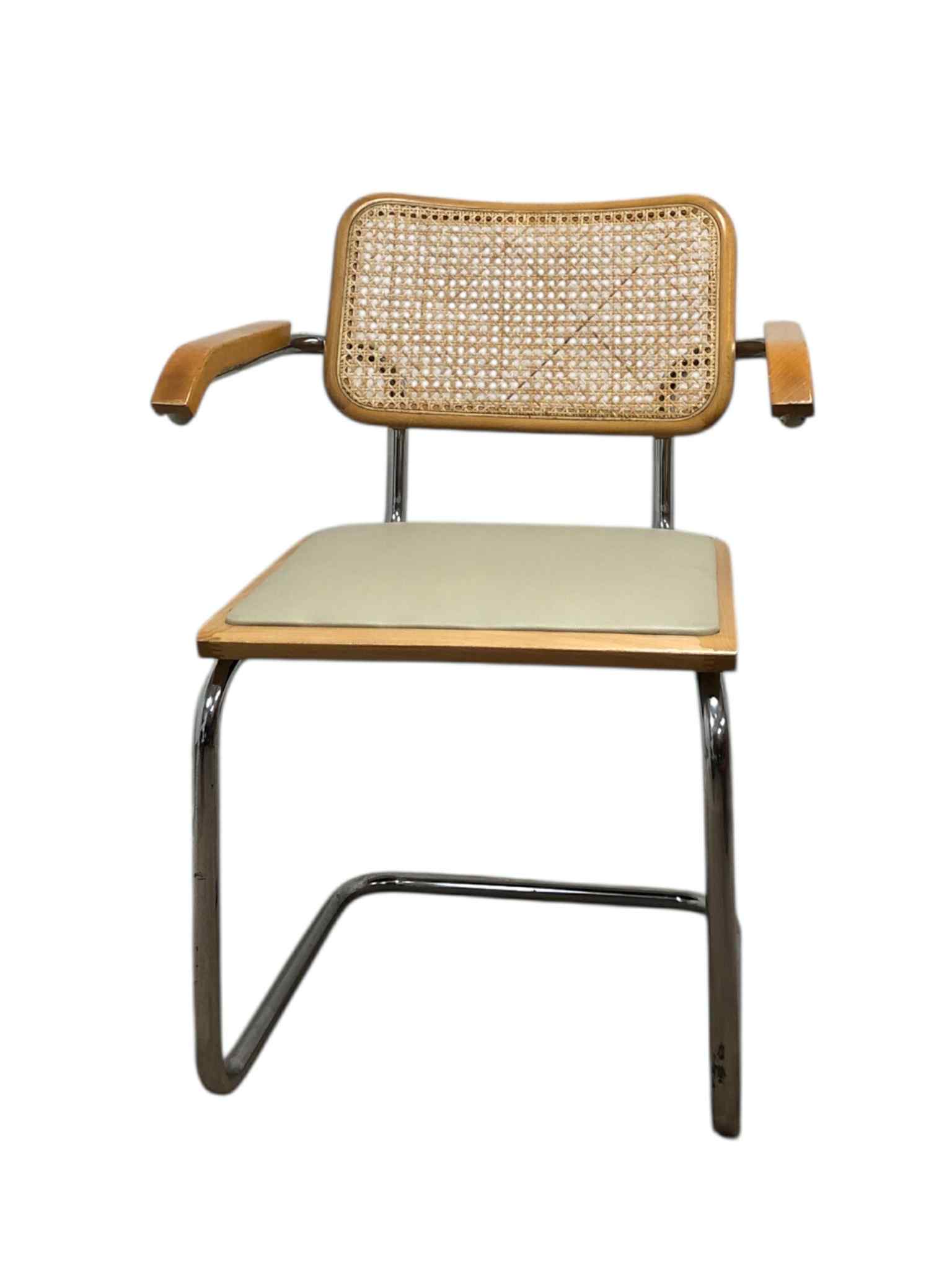 Bauhausstol med armstöd, konstlädersits och rygg i handvävd rotting, Made in Italy, med kromad stålram – en exklusiv Bauhausstol/Cesca-stol i klassisk design, finns i flera färger och passar perfekt i svenska hem, matsalar och modern skandinavisk inredning.