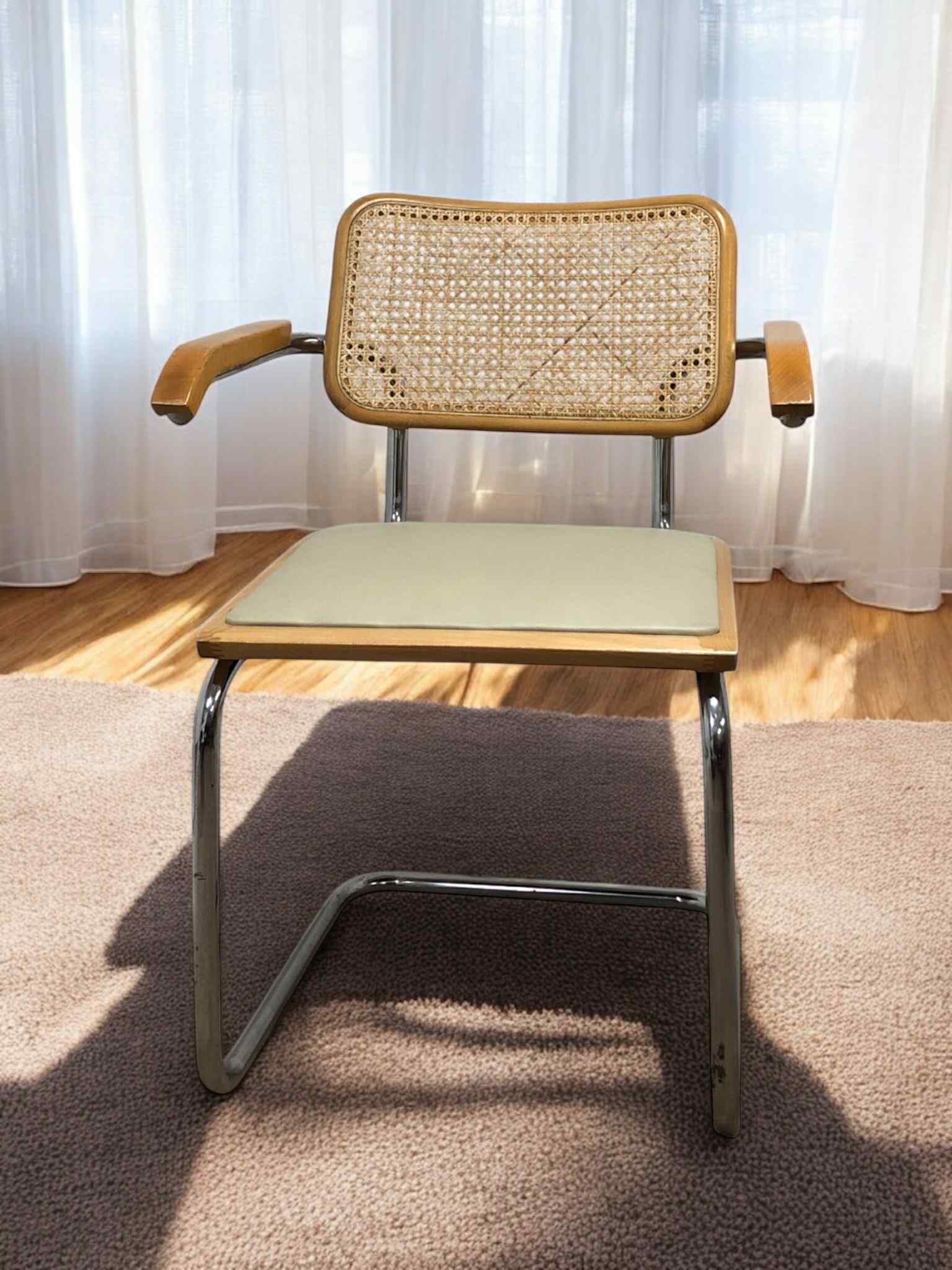 Bauhausstol med armstöd, konstlädersits och rygg i handvävd rotting, Made in Italy, med kromad stålram – en exklusiv Bauhausstol/Cesca-stol i klassisk design, finns i flera färger och passar perfekt i svenska hem, matsalar och modern skandinavisk inredning.