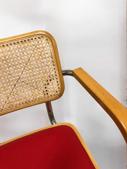 Bauhausstol med armstöd, konstlädersits och rygg i handvävd rotting, Made in Italy, med kromad stålram – en exklusiv Bauhausstol/Cesca-stol i klassisk design, finns i flera färger och passar perfekt i svenska hem, matsalar och modern skandinavisk inredning.