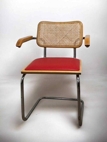 Bauhausstol med armstöd, konstlädersits och rygg i handvävd rotting, Made in Italy, med kromad stålram – en exklusiv Bauhausstol/Cesca-stol i klassisk design, finns i flera färger och passar perfekt i svenska hem, matsalar och modern skandinavisk inredning.