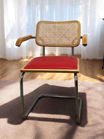 Bauhausstol med armstöd, konstlädersits och rygg i handvävd rotting, Made in Italy, med kromad stålram – en exklusiv Bauhausstol/Cesca-stol i klassisk design, finns i flera färger och passar perfekt i svenska hem, matsalar och modern skandinavisk inredning.