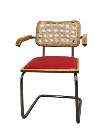 Bauhausstol med armstöd, konstlädersits och rygg i handvävd rotting, Made in Italy, med kromad stålram – en exklusiv Bauhausstol/Cesca-stol i klassisk design, finns i flera färger och passar perfekt i svenska hem, matsalar och modern skandinavisk inredning.