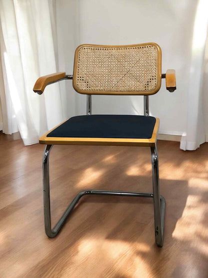 Bauhausstol med armstöd, konstlädersits och rygg i handvävd rotting, Made in Italy, med kromad stålram – en exklusiv Bauhausstol/Cesca-stol i klassisk design, finns i flera färger och passar perfekt i svenska hem, matsalar och modern skandinavisk inredning.