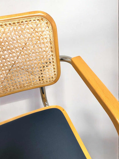 Bauhausstol med armstöd, konstlädersits och rygg i handvävd rotting, Made in Italy, med kromad stålram – en exklusiv Bauhausstol/Cesca-stol i klassisk design, finns i flera färger och passar perfekt i svenska hem, matsalar och modern skandinavisk inredning.