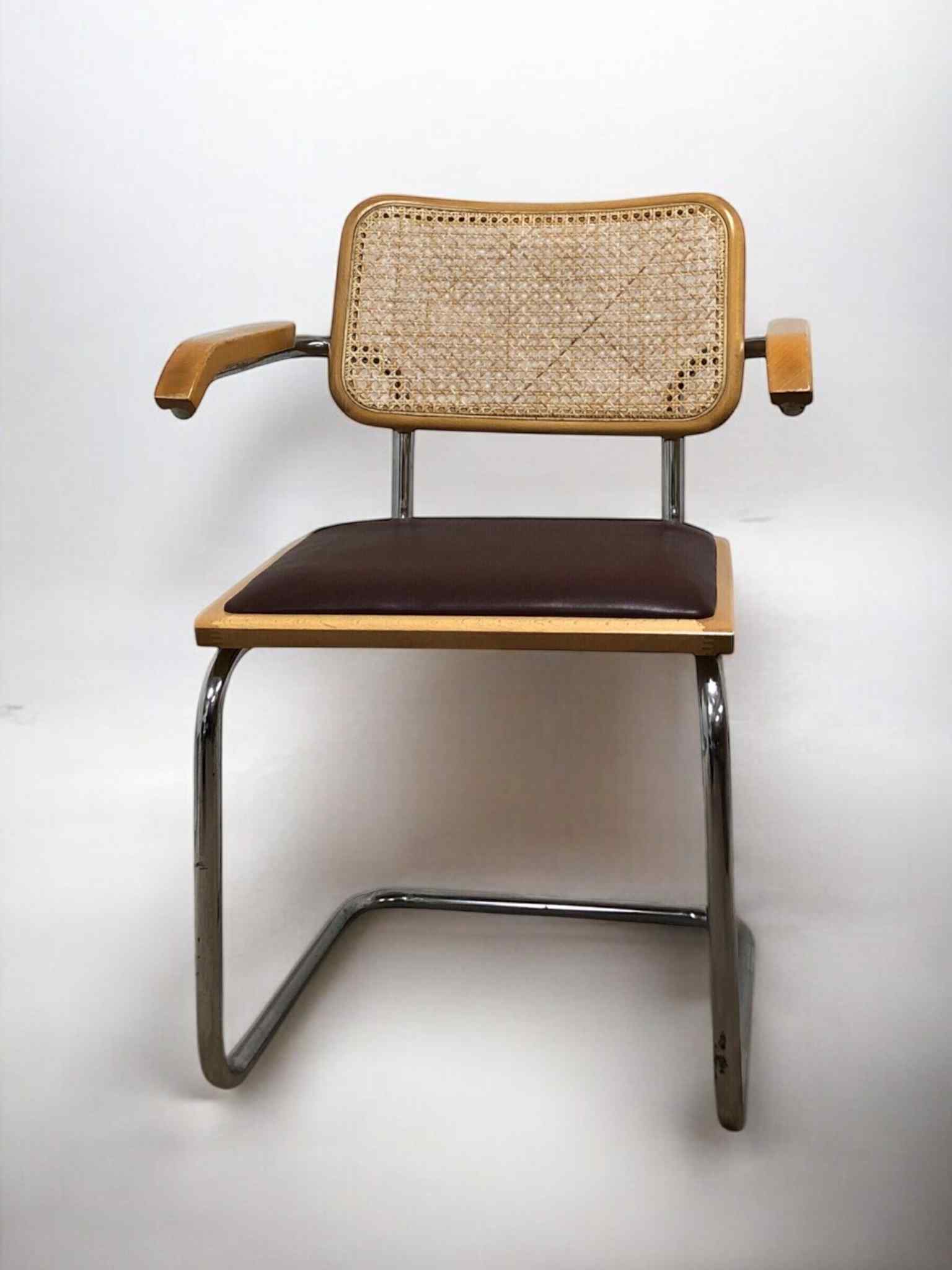 Bauhausstol med armstöd, konstlädersits och rygg i handvävd rotting, Made in Italy, med kromad stålram – en exklusiv Bauhausstol/Cesca-stol i klassisk design, finns i flera färger och passar perfekt i svenska hem, matsalar och modern skandinavisk inredning.