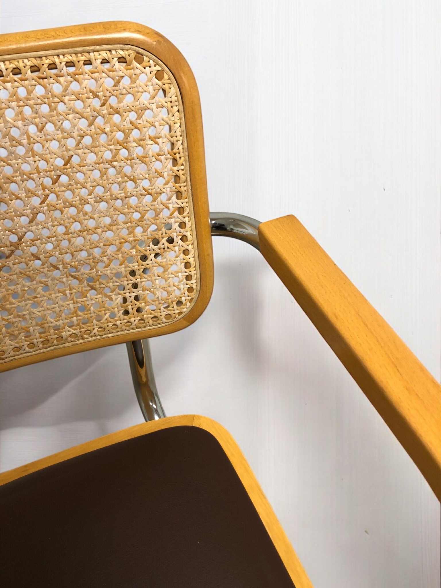 Bauhausstol med armstöd, konstlädersits och rygg i handvävd rotting, Made in Italy, med kromad stålram – en exklusiv Bauhausstol/Cesca-stol i klassisk design, finns i flera färger och passar perfekt i svenska hem, matsalar och modern skandinavisk inredning.