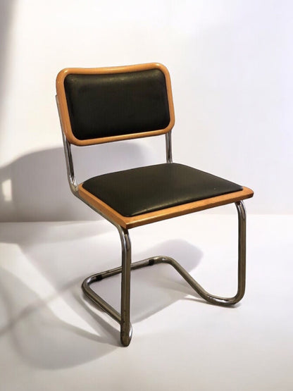 Klassisk Bauhausstol med fodrad svart konstläder sits och rygg.
Sits märkt "Made in italy". 
Bra begagnat skick och stapelbar. Cesca  stol i läder. Designstol i klassisk stil. 
Designstol Frisvinger karmstol i klassiska design.
Höjd: ca 84,5 cm
Bredd: ca 48 cm
Djup: ca 52cm
Sitthöjd: ca 49 cm