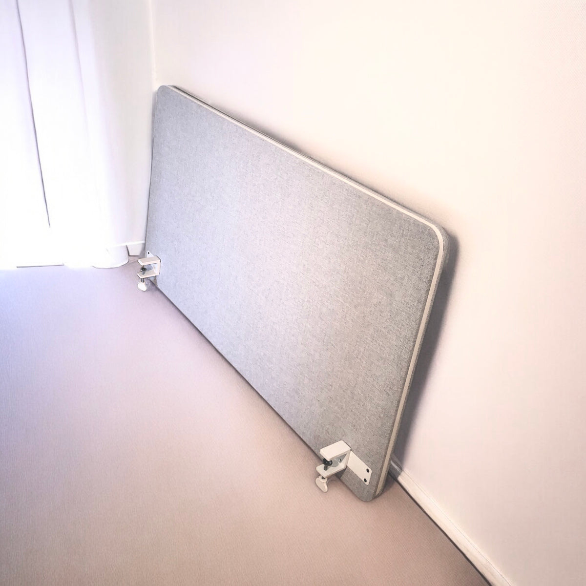 Ljusgrå bordsskärm från LINTEX.
Bra begagnat skick.
Tillverkare: LINTEX
Modell: Edge
Bredd: 1200mm
Djup: 30mm
Höjd: 700mm