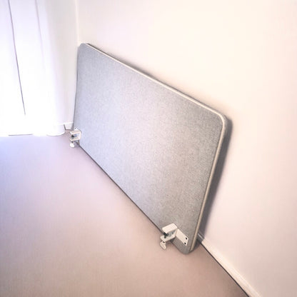 Ljusgrå bordsskärm från LINTEX.
Bra begagnat skick.
Tillverkare: LINTEX
Modell: Edge
Bredd: 1200mm
Djup: 30mm
Höjd: 700mm