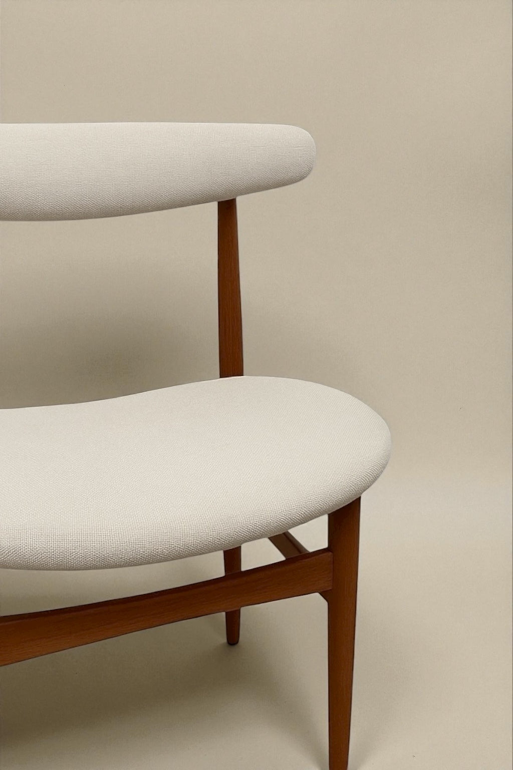 Högkvalitativa dansk design stolar i minimalistisk skandinavisk stil, tillverkade med naturliga material och tidlös formgivning.