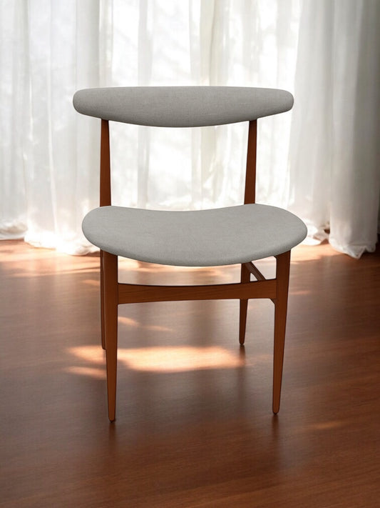 Högkvalitativa dansk design stolar i minimalistisk skandinavisk stil, tillverkade med naturliga material och tidlös formgivning.