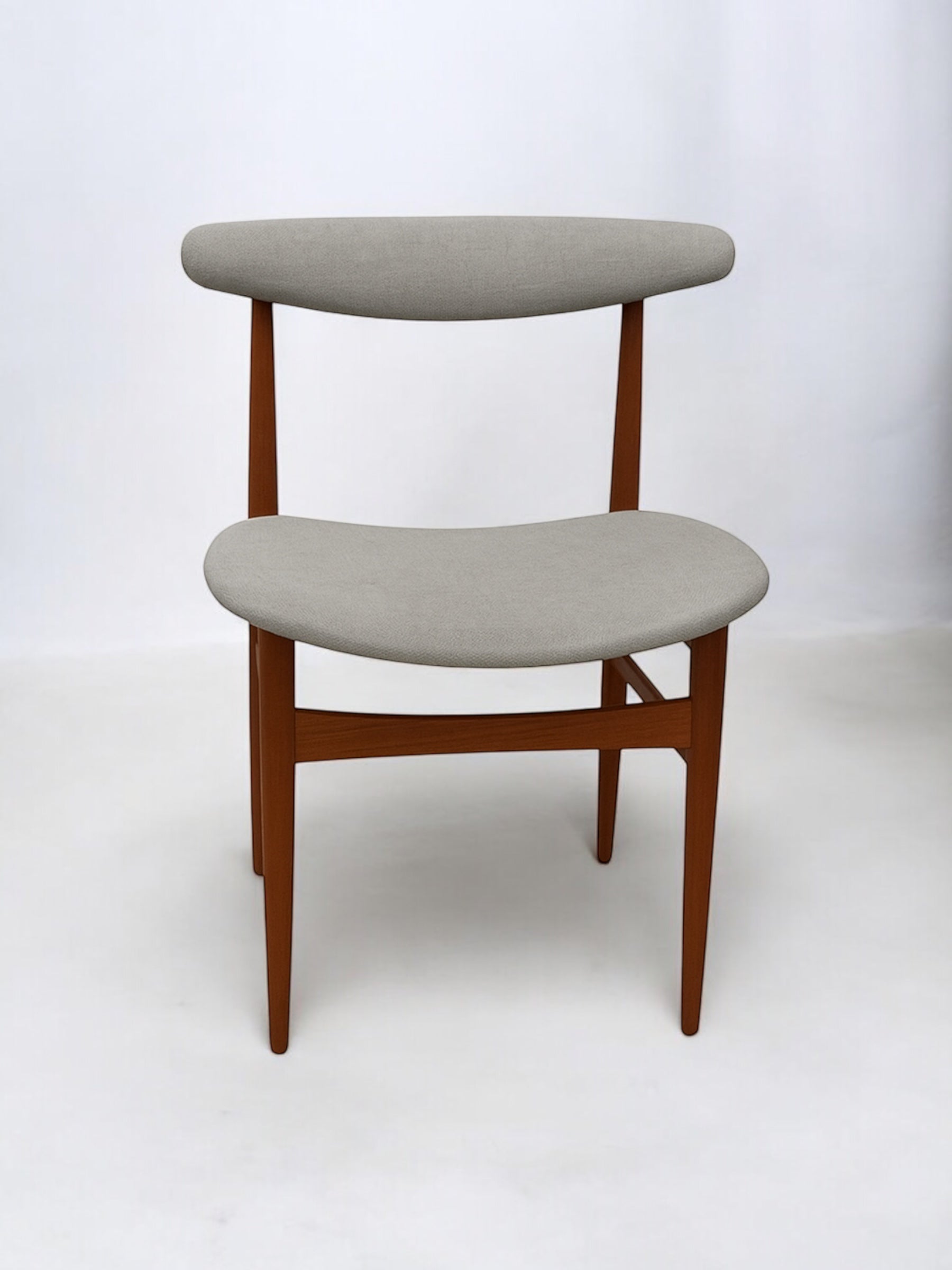 Högkvalitativa dansk design stolar i minimalistisk skandinavisk stil, tillverkade med naturliga material och tidlös formgivning.