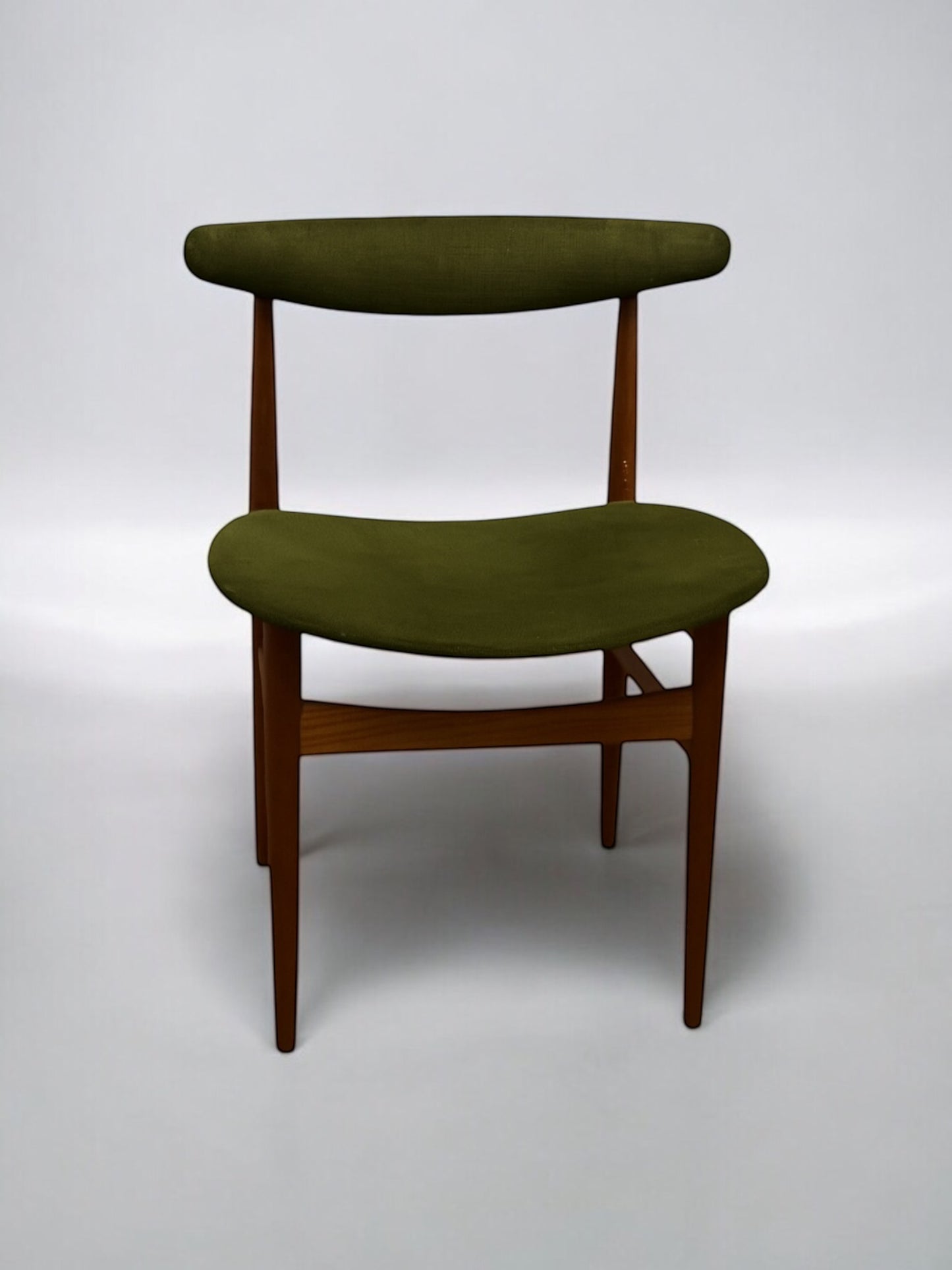 Högkvalitativa dansk design stolar i minimalistisk skandinavisk stil, tillverkade med naturliga material och tidlös formgivning.