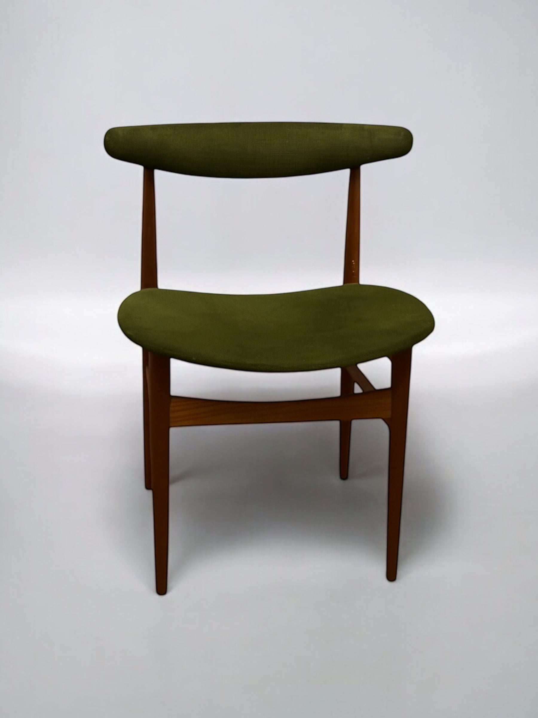 Högkvalitativa dansk design stolar i minimalistisk skandinavisk stil, tillverkade med naturliga material och tidlös formgivning.