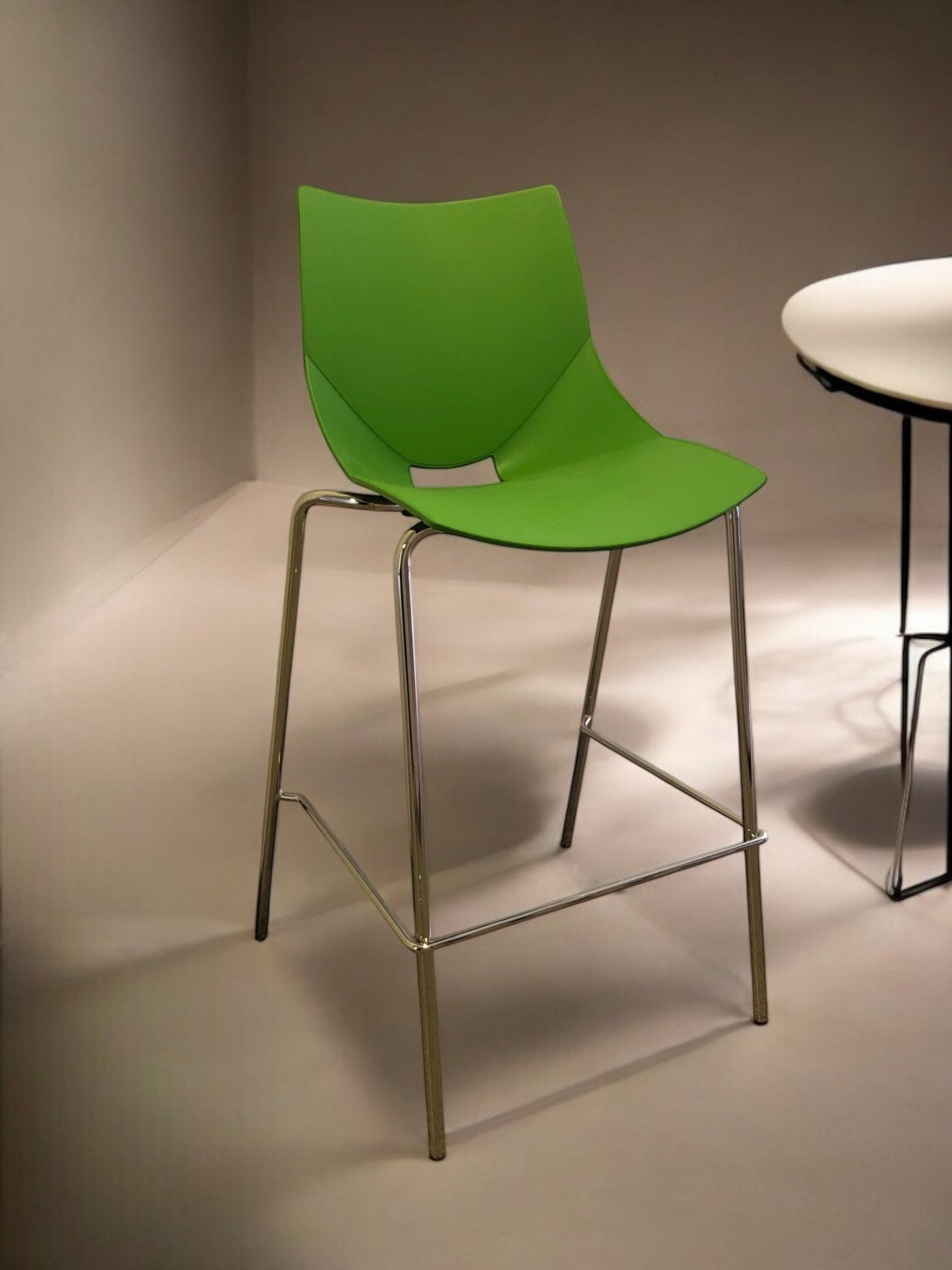 Grön barstol med ergonomisk design och slitstarkt material – stilren modern designbarstol som passar perfekt för köksö, barhörnor, kontor och skandinavisk inredning.