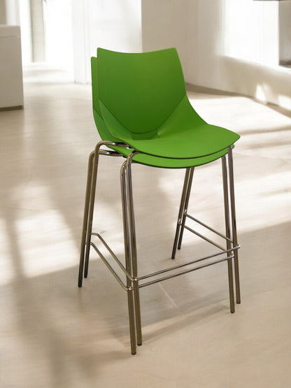 Grön barstol med ergonomisk design och slitstarkt material – stilren modern designbarstol som passar perfekt för köksö, barhörnor, kontor och skandinavisk inredning.