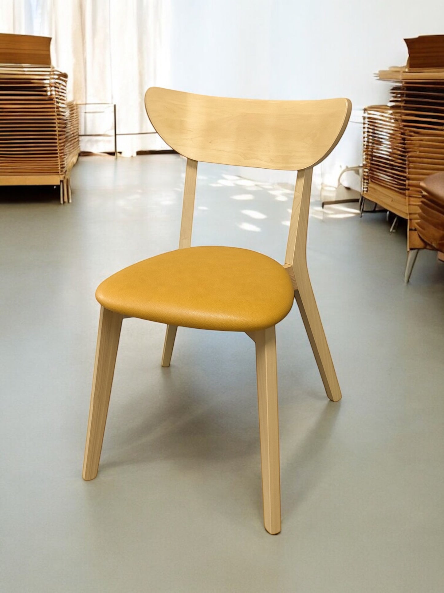 Madera designstol i ljus ek med stabil träram och sits i flera färger – en klassisk och stilren matstol som passar perfekt i kök, matsal och modern skandinavisk inredning.