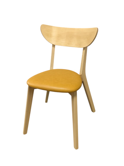 Madera designstol i ljus ek med stabil träram och sits i flera färger – en klassisk och stilren matstol som passar perfekt i kök, matsal och modern skandinavisk inredning.