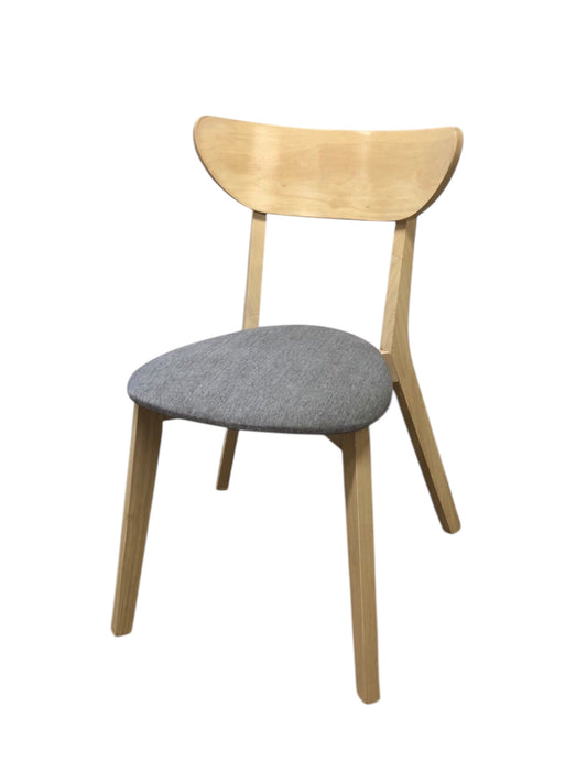 Madera designstol i ljus ek med stabil träram och sits i flera färger – en klassisk och stilren matstol som passar perfekt i kök, matsal och modern skandinavisk inredning.