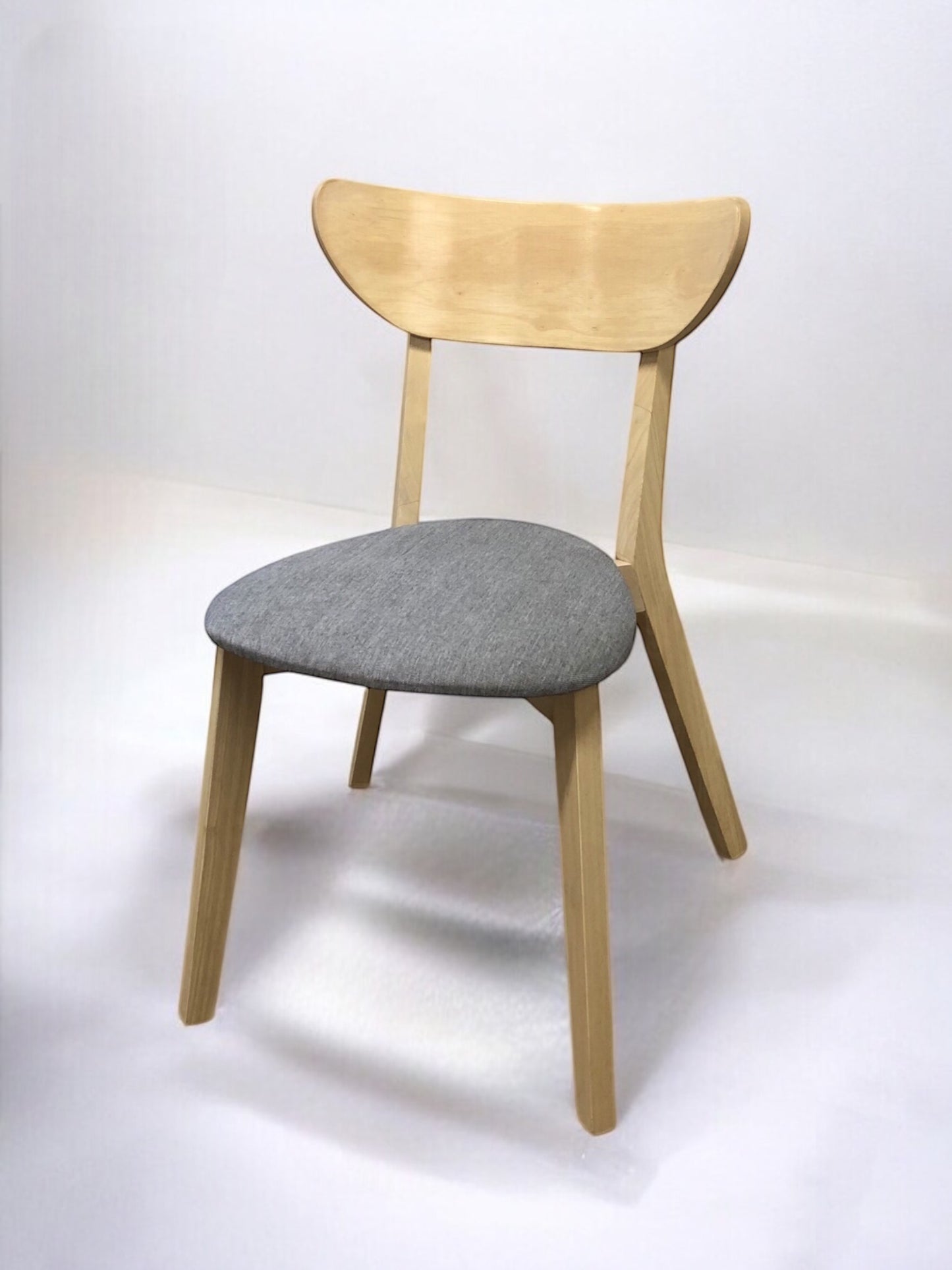Madera designstol i ljus ek med stabil träram och sits i flera färger – en klassisk och stilren matstol som passar perfekt i kök, matsal och modern skandinavisk inredning.