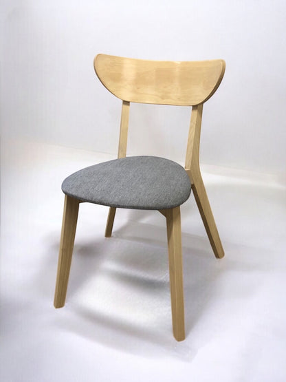 Madera designstol i ljus ek med stabil träram och sits i flera färger – en klassisk och stilren matstol som passar perfekt i kök, matsal och modern skandinavisk inredning.