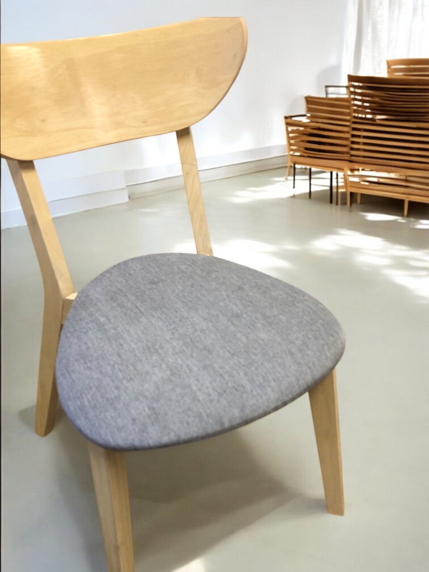 Madera designstol i ljus ek med stabil träram och sits i flera färger – en klassisk och stilren matstol som passar perfekt i kök, matsal och modern skandinavisk inredning.