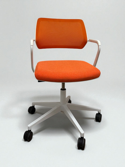 Modern orange skrivbordstol med ergonomisk design, ventilerande mesh-rygg, höj- och sänkbar sits samt justerbar komfort – en trendig kontorsstol för hemmakontor och arbetsplats