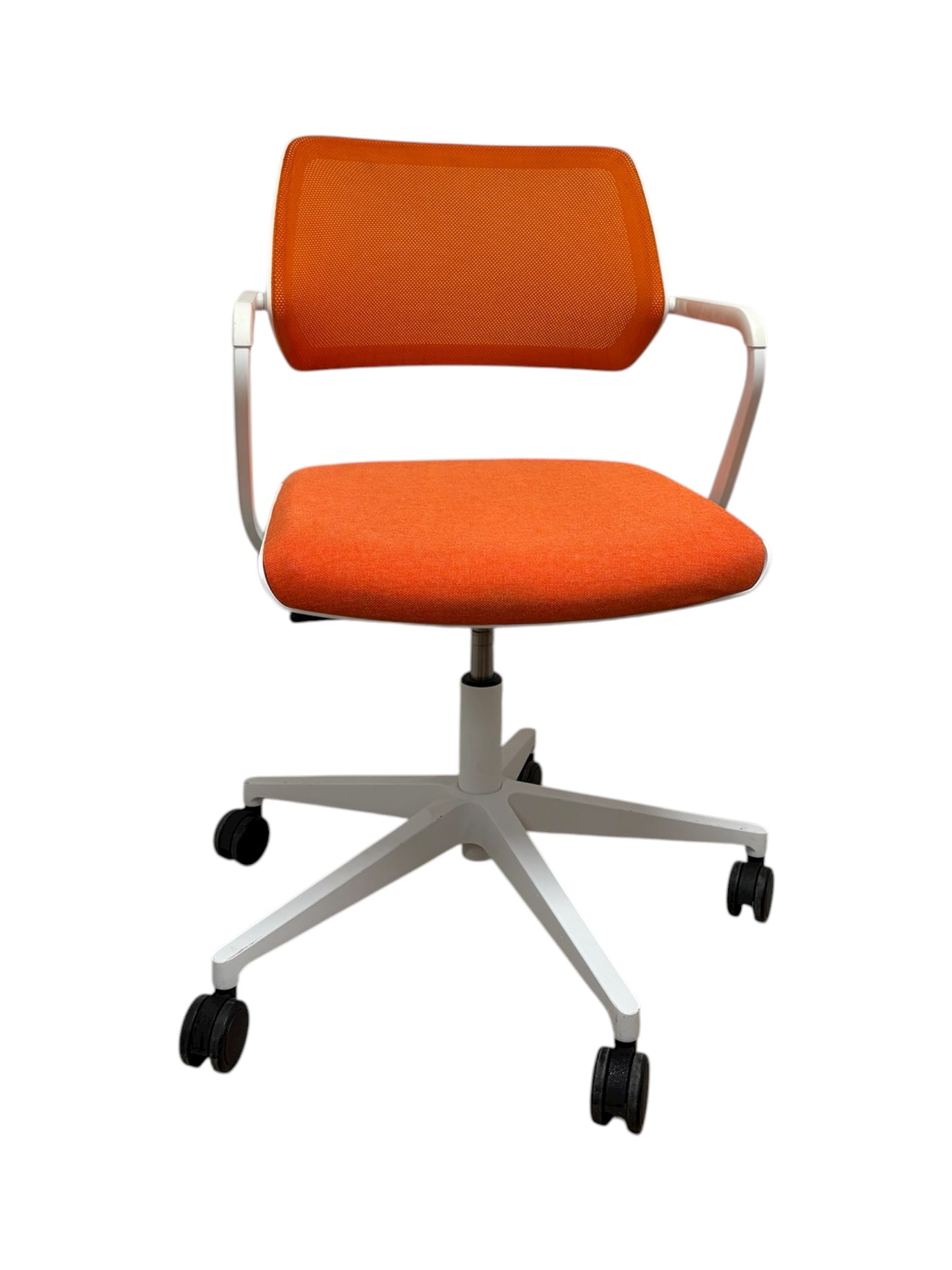 Modern orange skrivbordstol med ergonomisk design, ventilerande mesh-rygg, höj- och sänkbar sits samt justerbar komfort – en trendig kontorsstol för hemmakontor och arbetsplats.