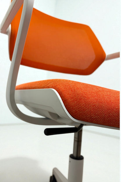 Modern orange skrivbordstol med ergonomisk design, ventilerande mesh-rygg, höj- och sänkbar sits samt justerbar komfort – en trendig kontorsstol för hemmakontor och arbetsplats