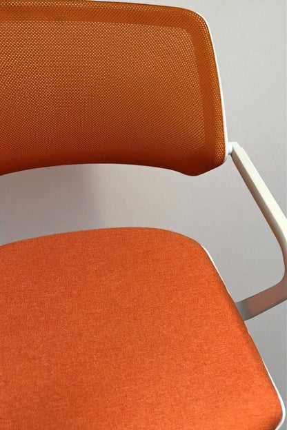Modern orange skrivbordstol med ergonomisk design, ventilerande mesh-rygg, höj- och sänkbar sits samt justerbar komfort – en trendig kontorsstol för hemmakontor och arbetsplats.