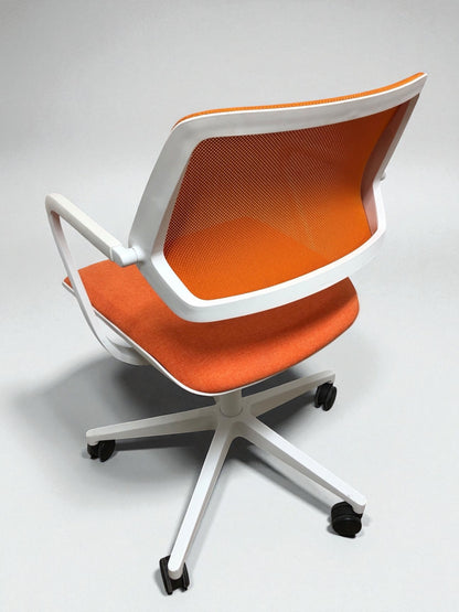 Modern orange skrivbordstol med ergonomisk design, ventilerande mesh-rygg, höj- och sänkbar sits samt justerbar komfort – en trendig kontorsstol för hemmakontor och arbetsplats.