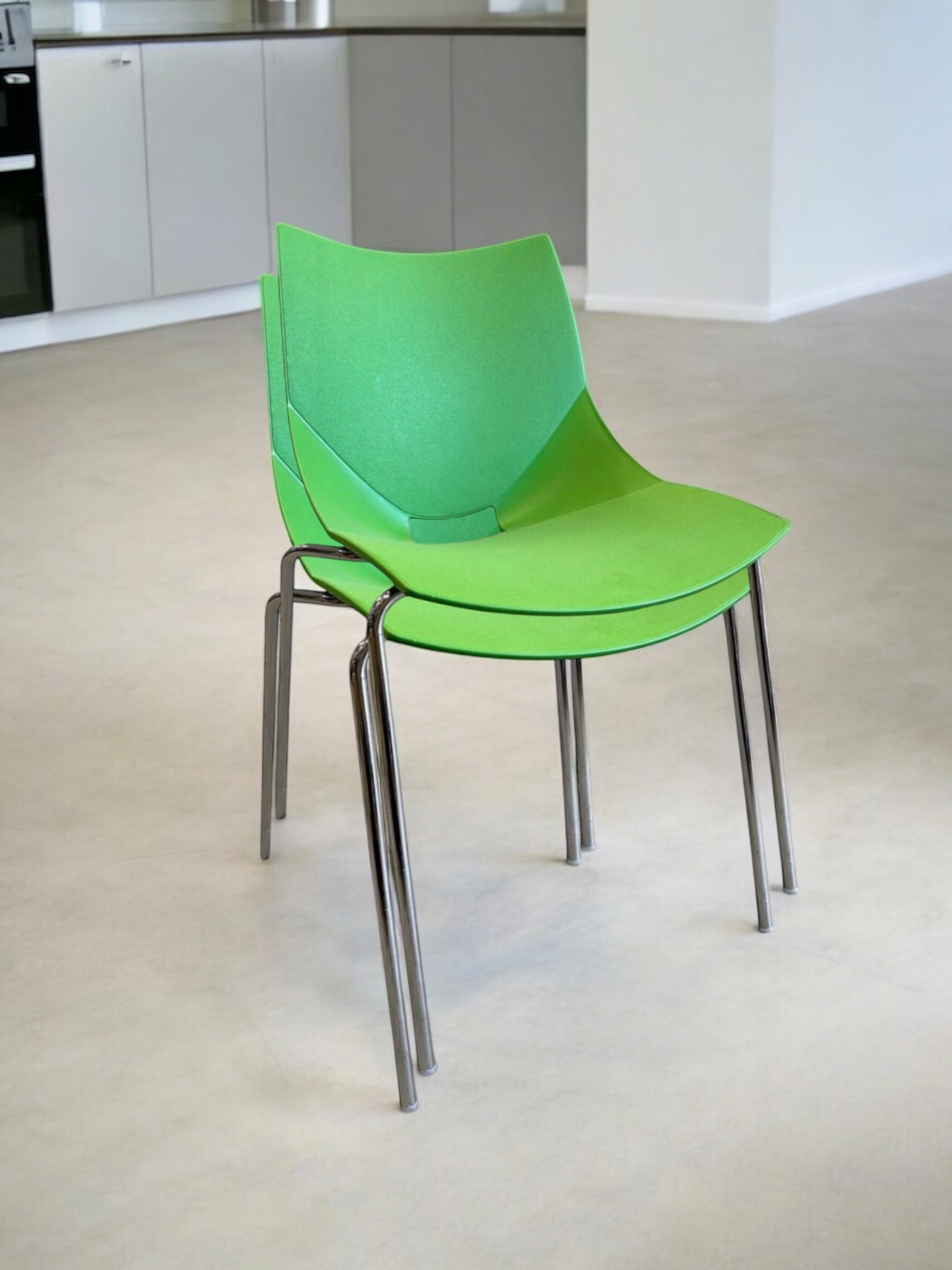 Moderna gröna stolar med ergonomisk design och slitstarkt material – stilrena designstolar som passar perfekt i matsal, kök, kontor och modern skandinavisk inredning.