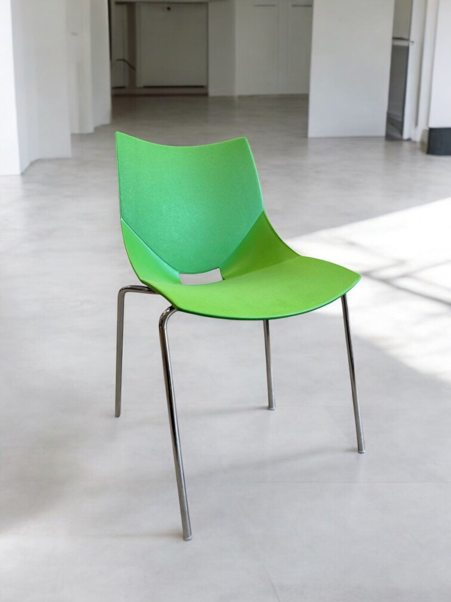 Moderna gröna stolar med ergonomisk design och slitstarkt material – stilrena designstolar som passar perfekt i matsal, kök, kontor och modern skandinavisk inredning.