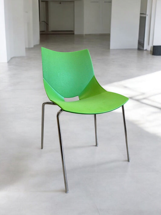 Moderna gröna stolar med ergonomisk design och slitstarkt material – stilrena designstolar som passar perfekt i matsal, kök, kontor och modern skandinavisk inredning.