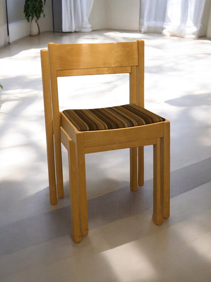 Ergonomisk orkesterstol med slitstark konstlädersits, finns i flera färger – stabil och bekväm stol perfekt för orkestrar, konserter, scener, evenemang och professionella musikmiljöer.