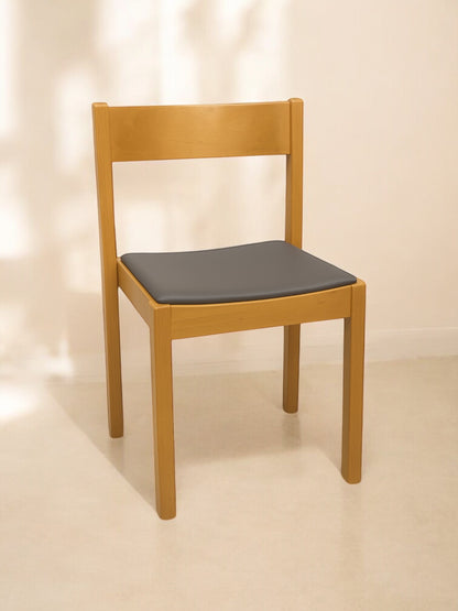 Ergonomisk orkesterstol med slitstark konstlädersits, finns i flera färger – stabil och bekväm stol perfekt för orkestrar, konserter, scener, evenemang och professionella musikmiljöer.