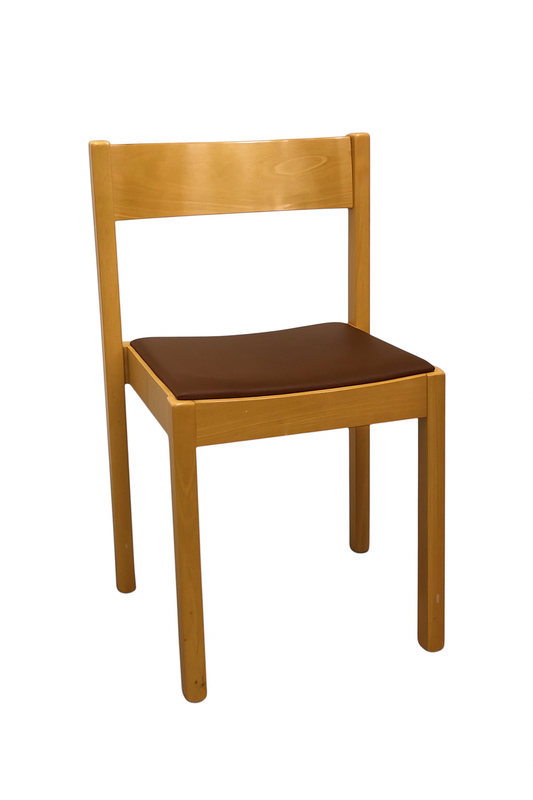 Ergonomisk orkesterstol med slitstark konstlädersits, finns i flera färger – stabil och bekväm stol perfekt för orkestrar, konserter, scener, evenemang och professionella musikmiljöer.