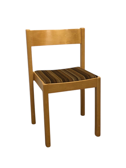 Ergonomisk orkesterstol med slitstark konstlädersits, finns i flera färger – stabil och bekväm stol perfekt för orkestrar, konserter, scener, evenemang och professionella musikmiljöer.