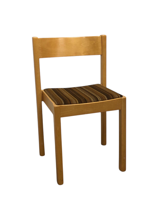 Ergonomisk orkesterstol med slitstark konstlädersits, finns i flera färger – stabil och bekväm stol perfekt för orkestrar, konserter, scener, evenemang och professionella musikmiljöer.