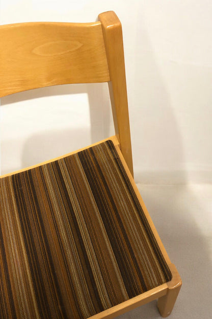 Ergonomisk orkesterstol med slitstark konstlädersits, finns i flera färger – stabil och bekväm stol perfekt för orkestrar, konserter, scener, evenemang och professionella musikmiljöer.