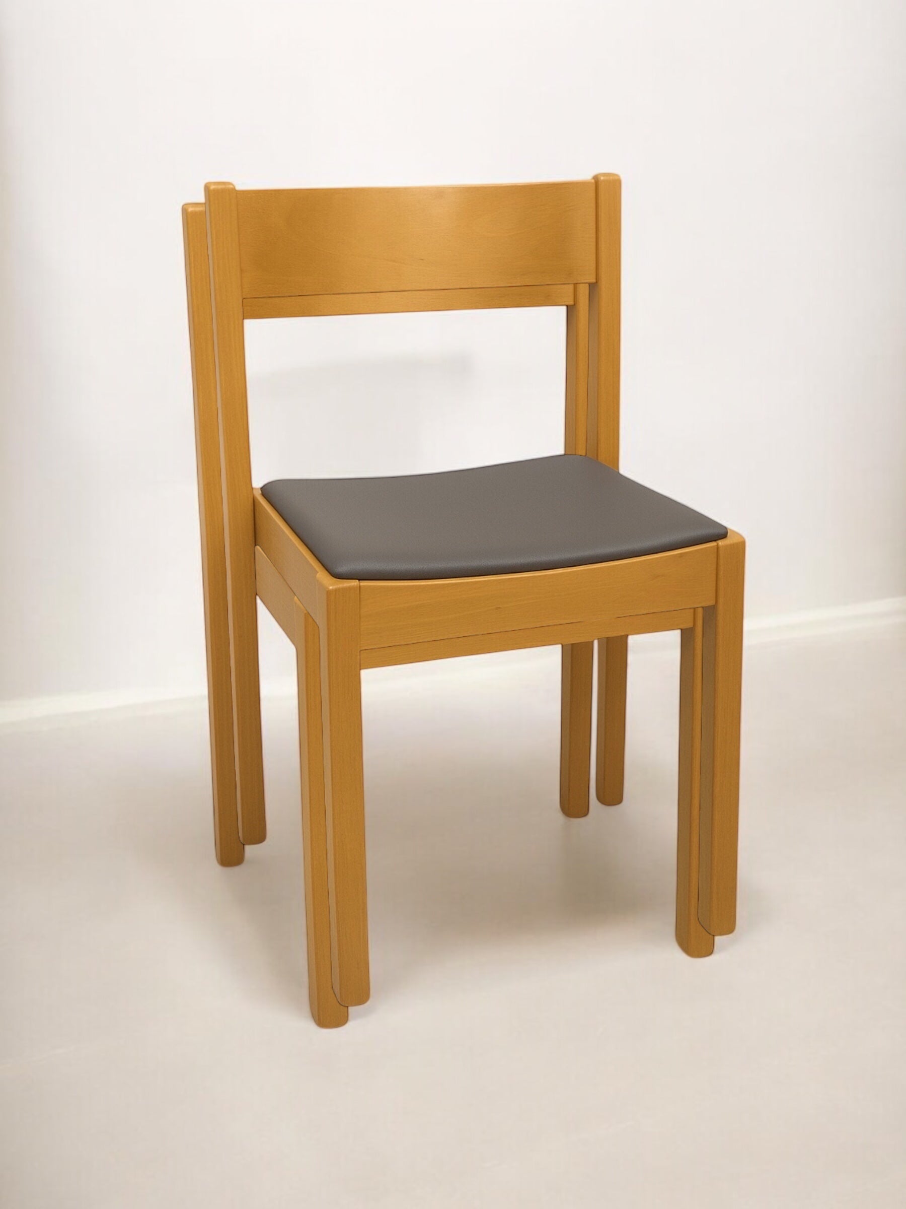 Ergonomisk orkesterstol med slitstark konstlädersits, finns i flera färger – stabil och bekväm stol perfekt för orkestrar, konserter, scener, evenemang och professionella musikmiljöer.